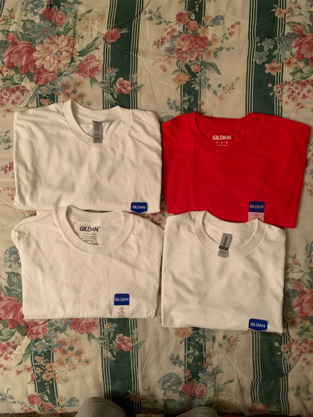 T-Shirts Gildan MED Adult New 4-pack